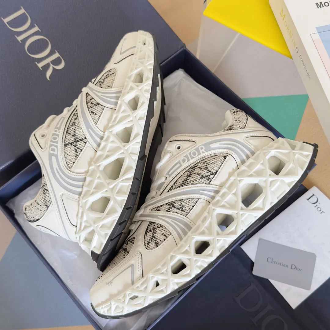 【DIOR】P:800💰 Men's 39-44. (Male 45.46 custom-made) Dior kawa Dior joint 2025ss casual sports shoes‼ ️ Reinterpret running shoes with dior’s haute couture style. b35 is made of fine-textured leather and mesh fabric materials. It can be worn in all seasons, is comfortable and breathable, and has many lines on the shoe body to outline details. It has a full retro three-dimensional feel and can create a casual look all year round!